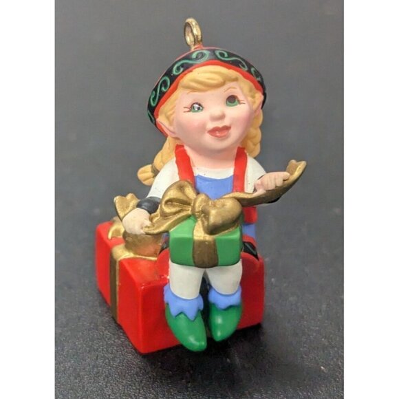 HALLMARK KEEPSAKE COLLECTOR'S CLUB "CURIUS THE ELF" FIGURINE 2002 2in - Picture 2 of 5